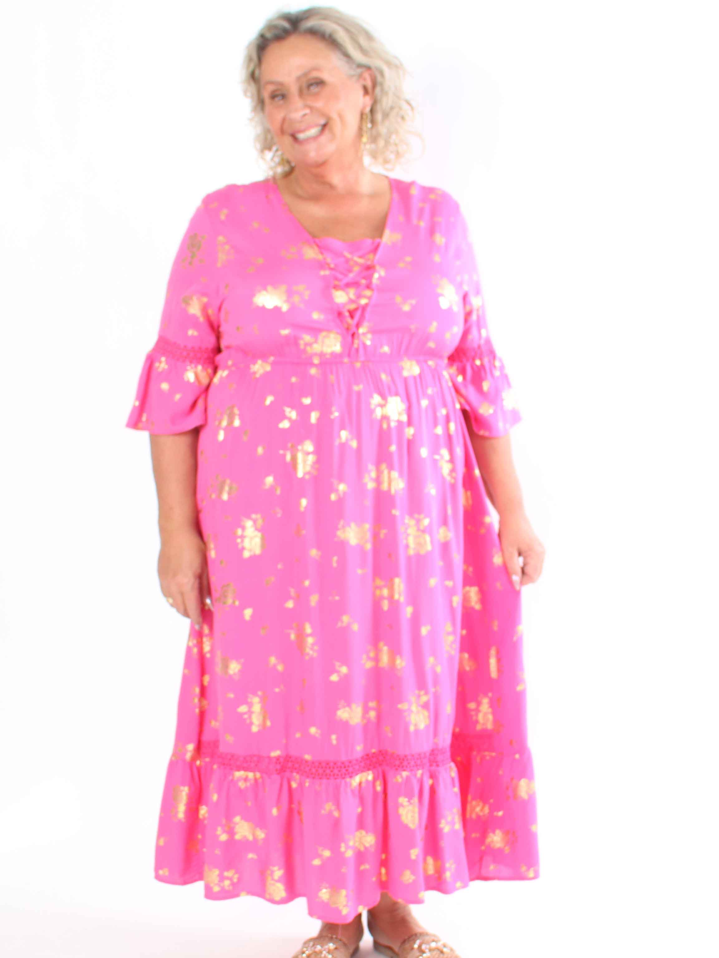 Pernilla - Klänning med guldfärgade blommor och broderier